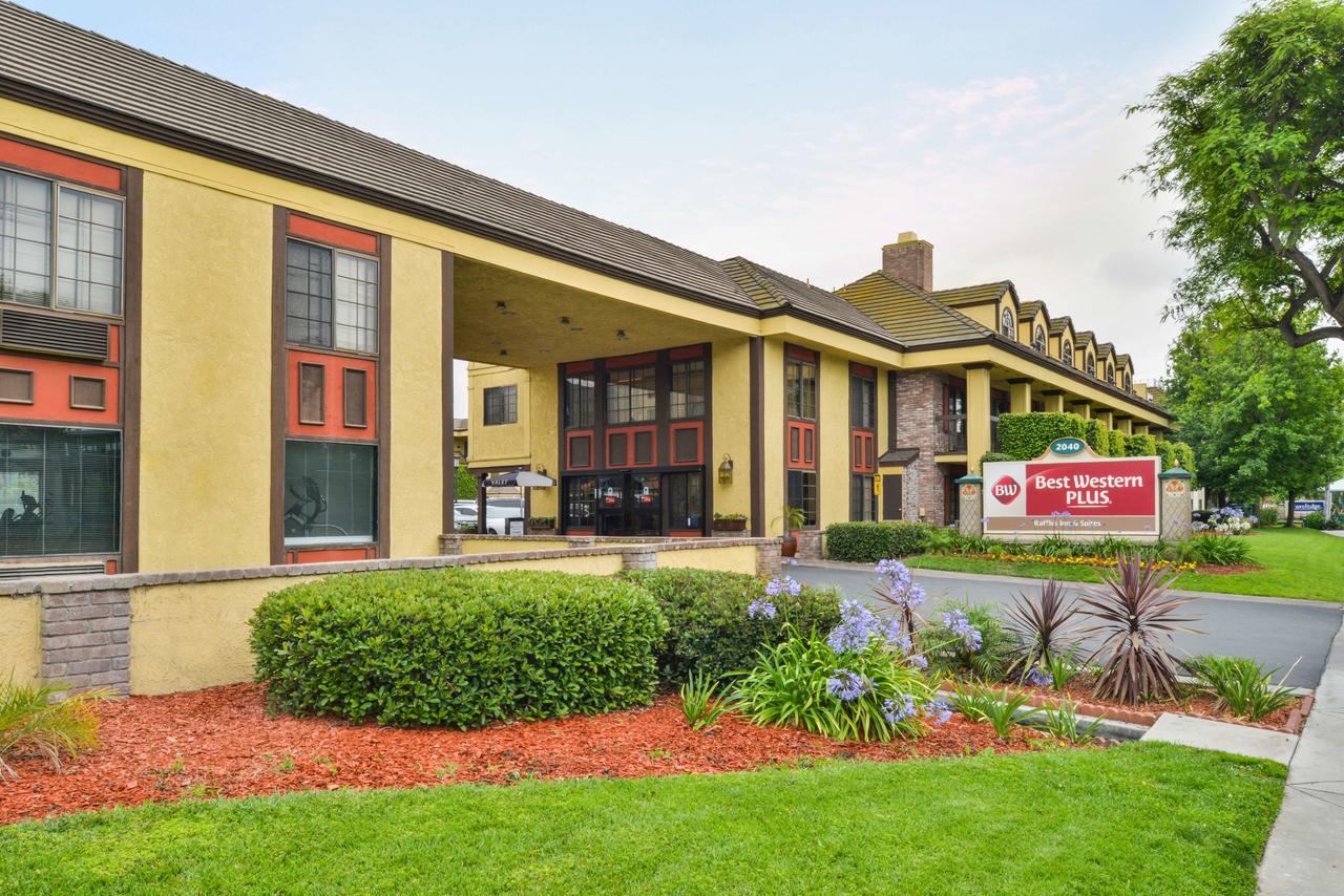 Best Western Plus Raffles Inn & Suites - thumb 0