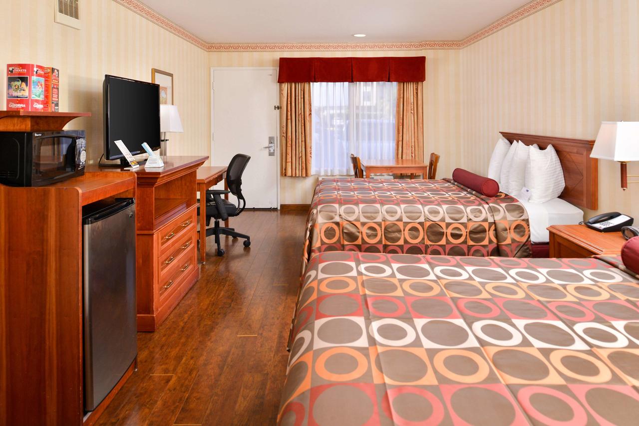 Best Western Plus Raffles Inn & Suites - thumb 17