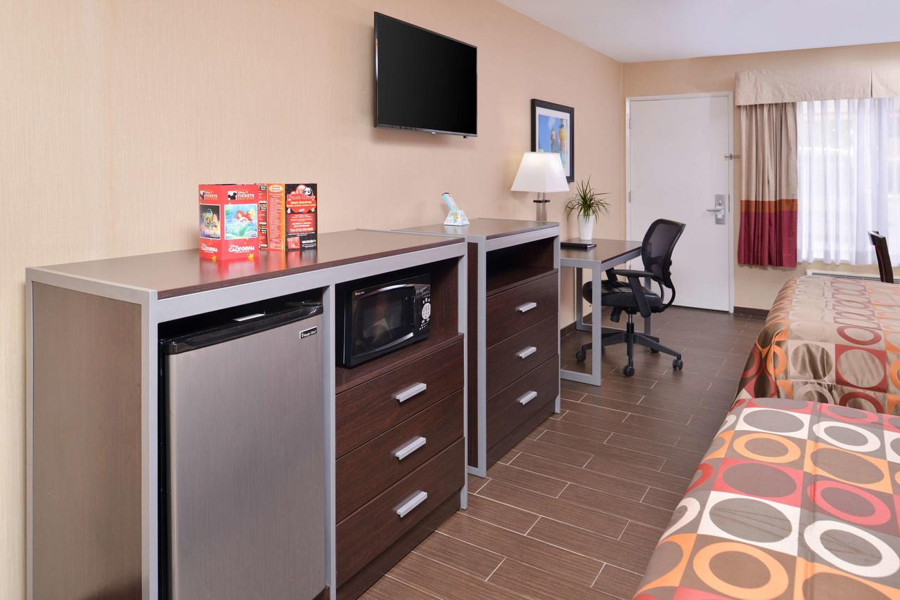 Best Western Plus Raffles Inn & Suites - thumb 37