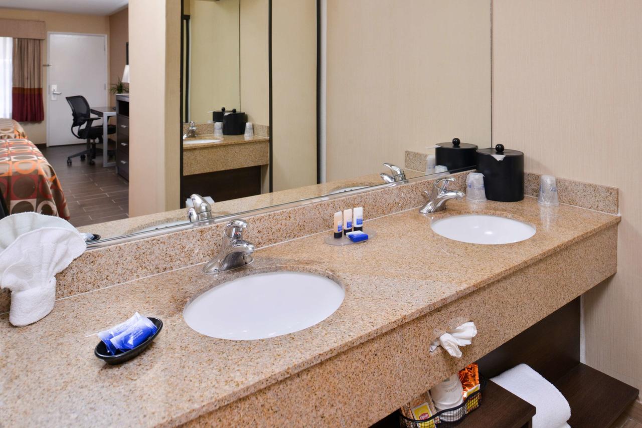 Best Western Plus Raffles Inn & Suites - thumb 35