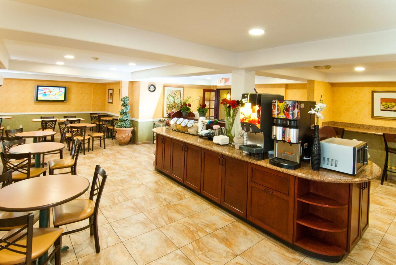 Best Western Plus Raffles Inn & Suites - thumb 20