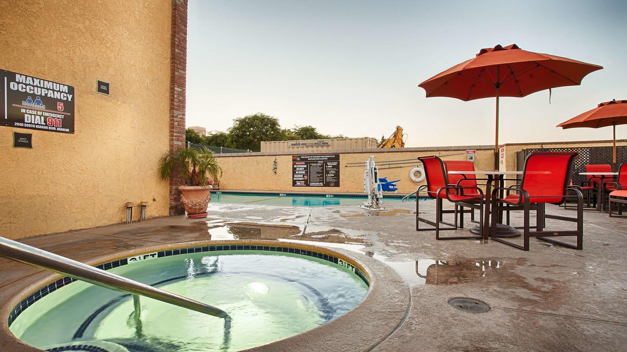 Best Western Plus Raffles Inn & Suites - thumb 26