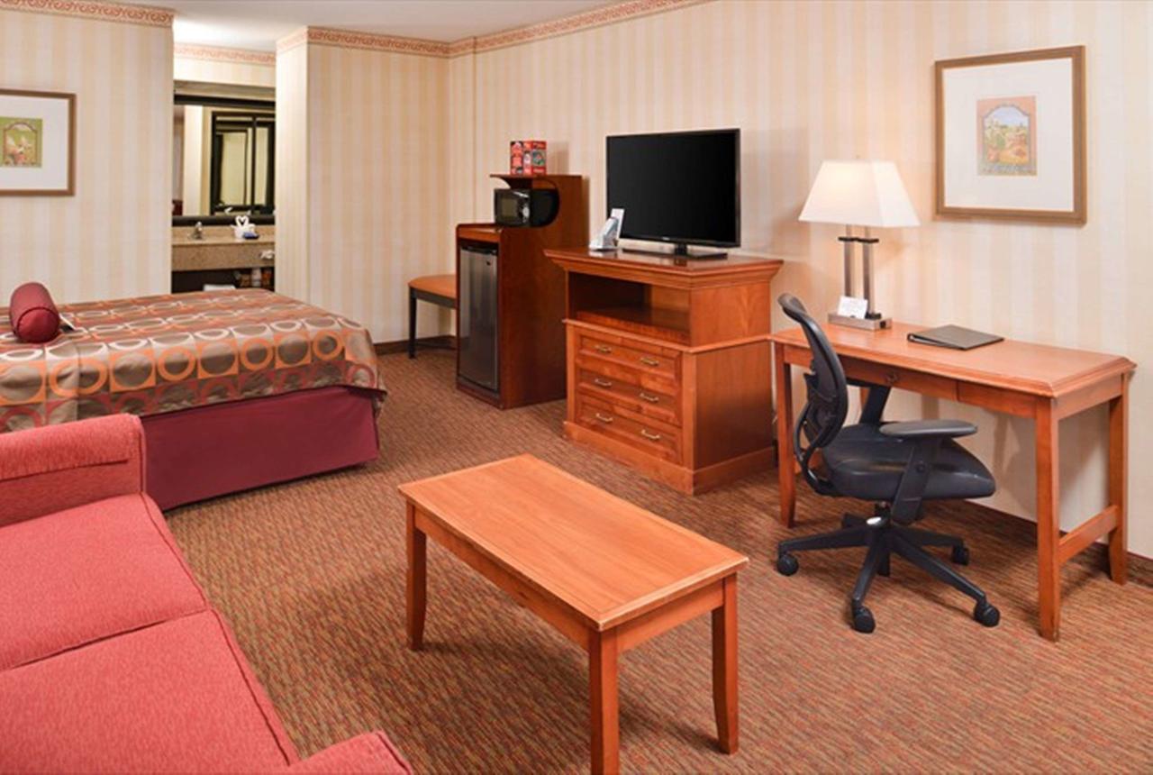 Best Western Plus Raffles Inn & Suites - thumb 19