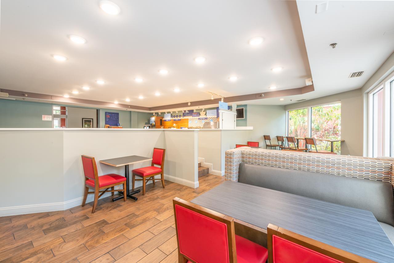 Holiday Inn Express Hotel & Suites Bradenton West - thumb 8