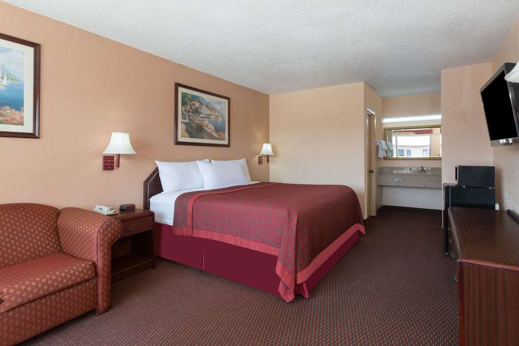 Days Inn Waycross - thumb 4