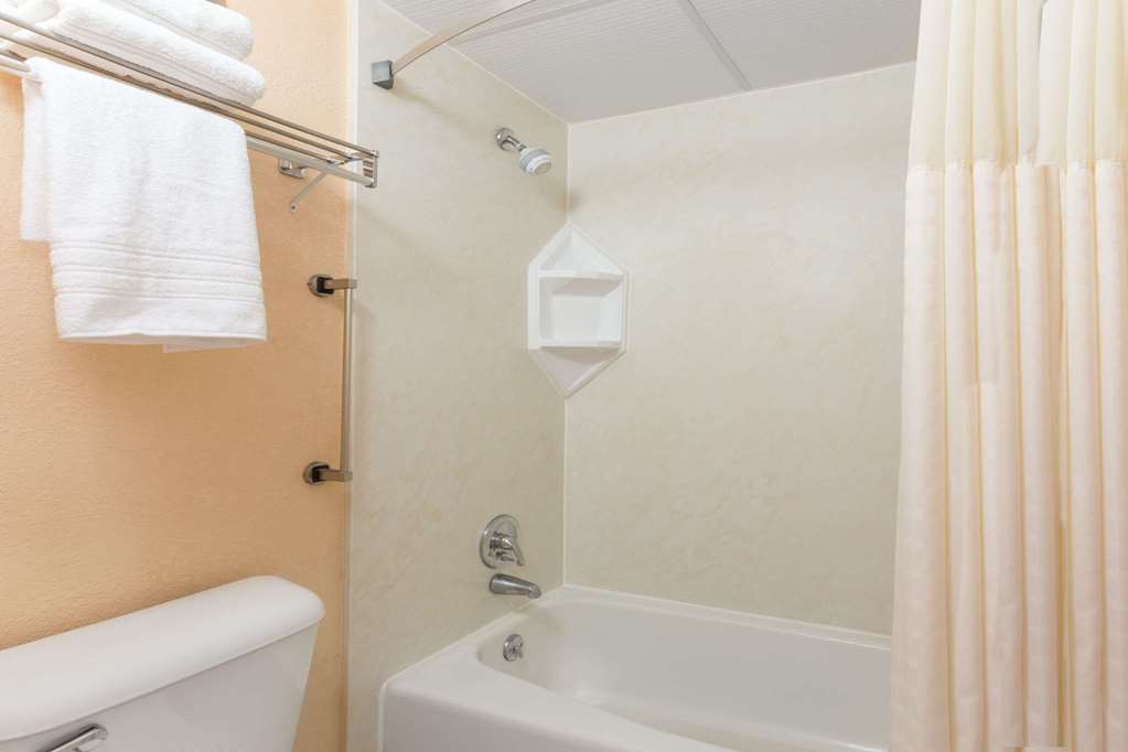 Days Inn Waycross - thumb 5