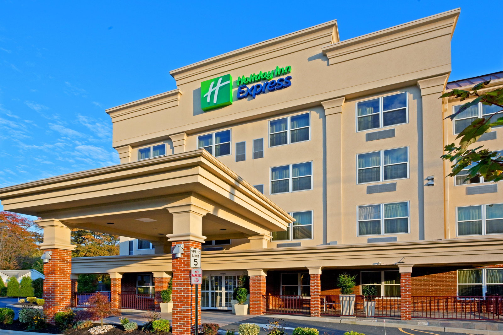Holiday Inn Express & Suites Woodbridge - thumb 0