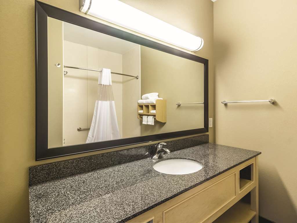 La Quinta Inn & Suites Fargo - thumb 6