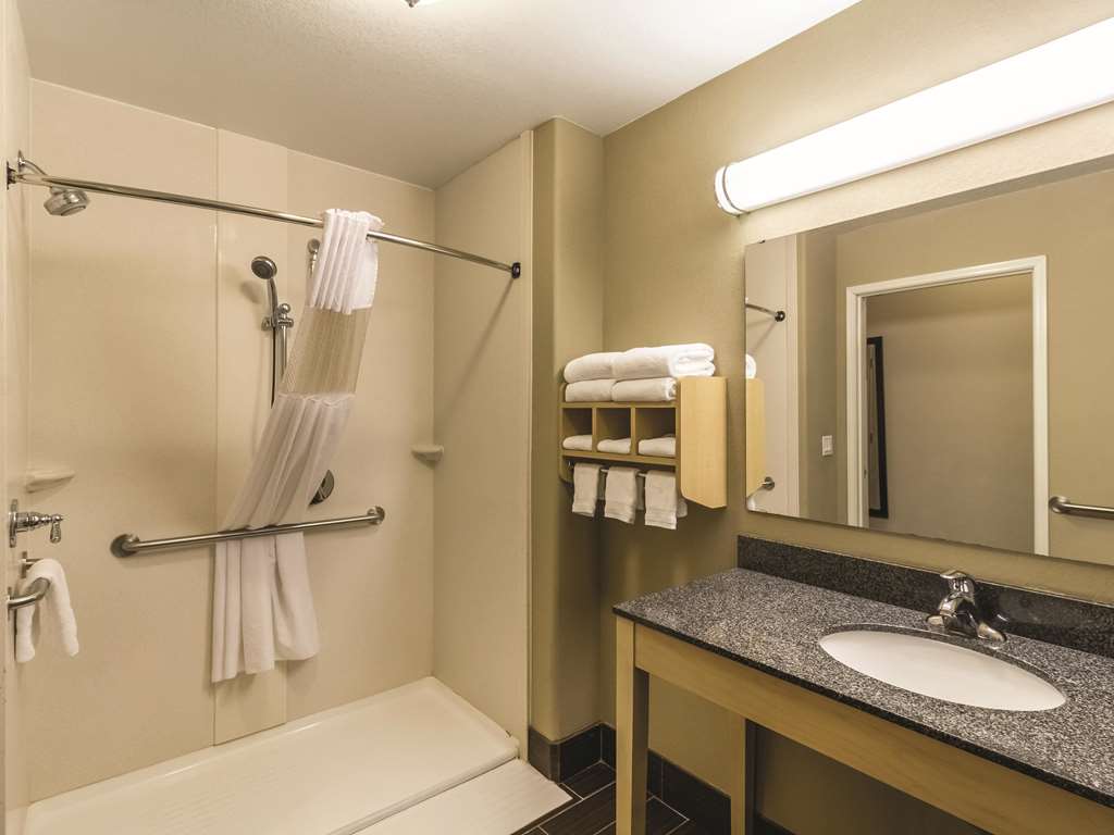 La Quinta Inn & Suites Fargo - thumb 7