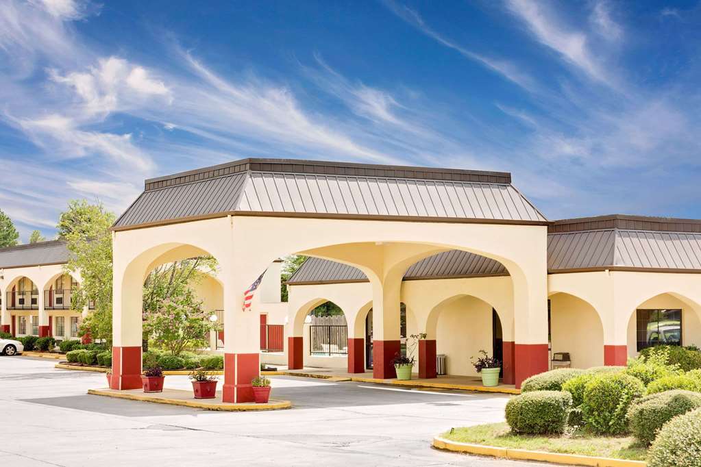Days Inn & Suites Starkville - thumb 0