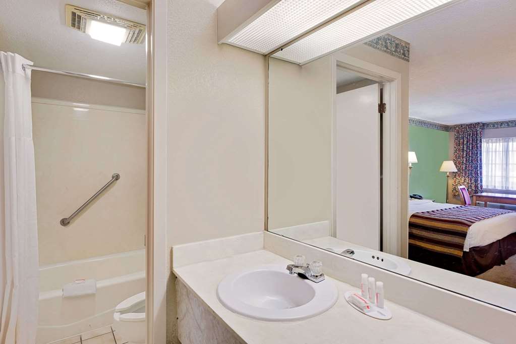 Days Inn & Suites Starkville - thumb 8