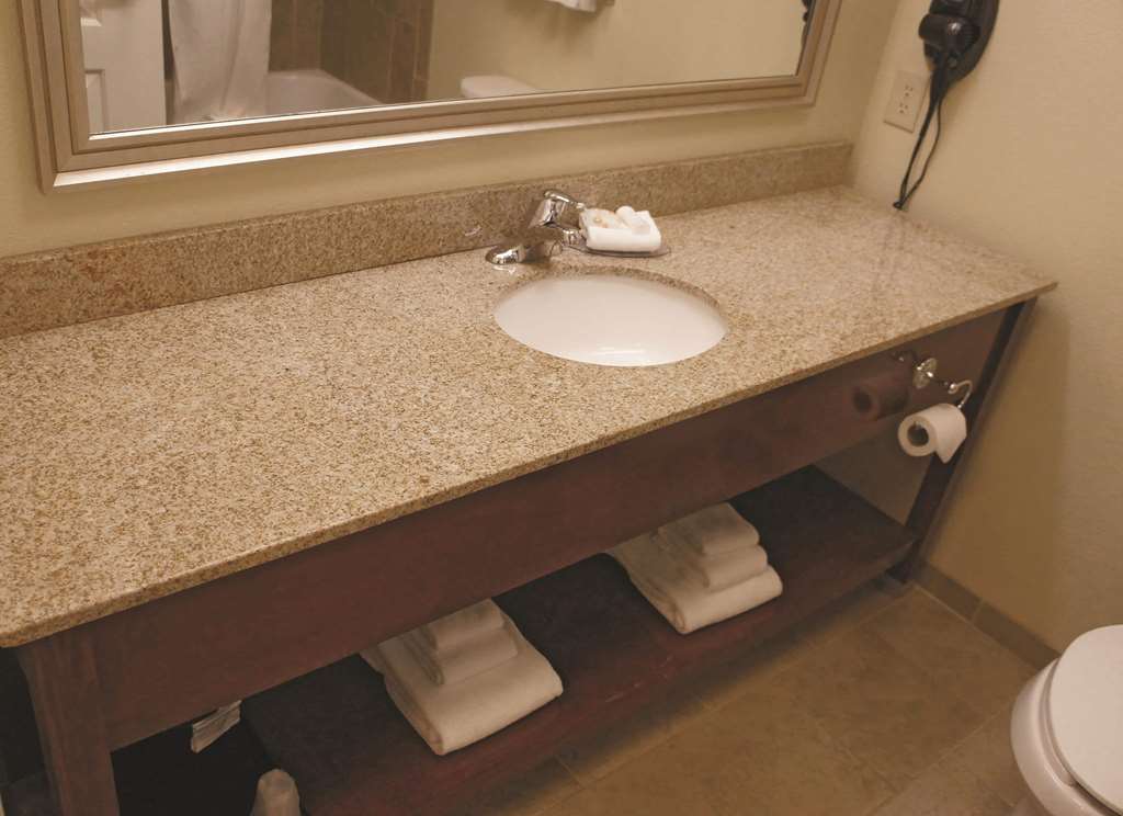 La Quinta Inn & Suites Dickinson - thumb 5