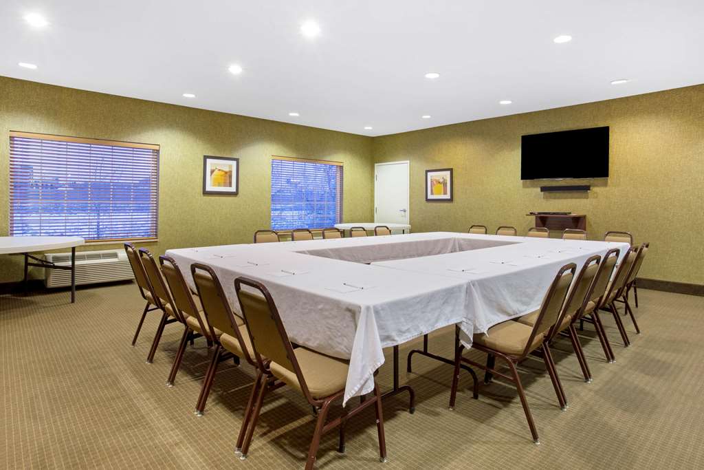 La Quinta Inn & Suites Dickinson - thumb 10