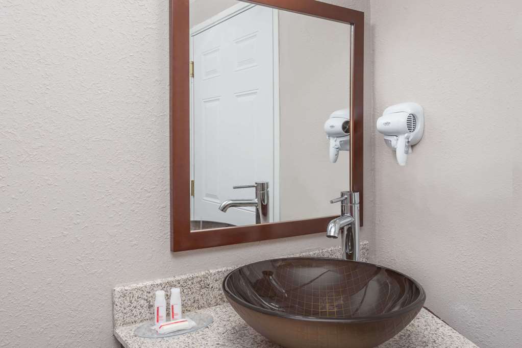 Baymont Inn & Suites Delavan - thumb 11