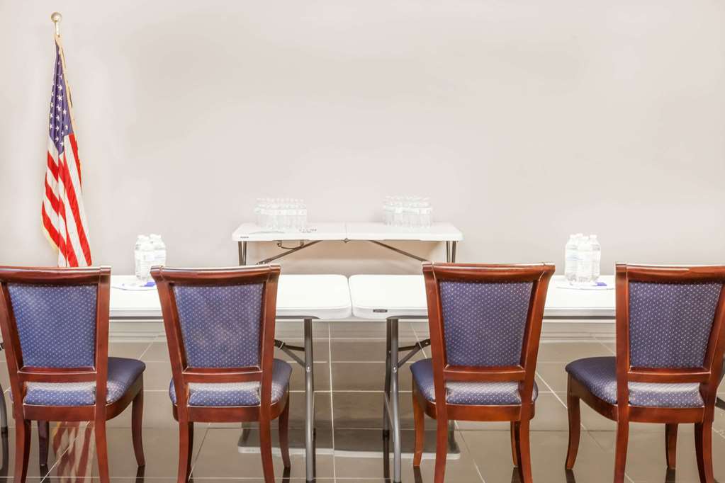 Baymont Inn & Suites Delavan - thumb 12