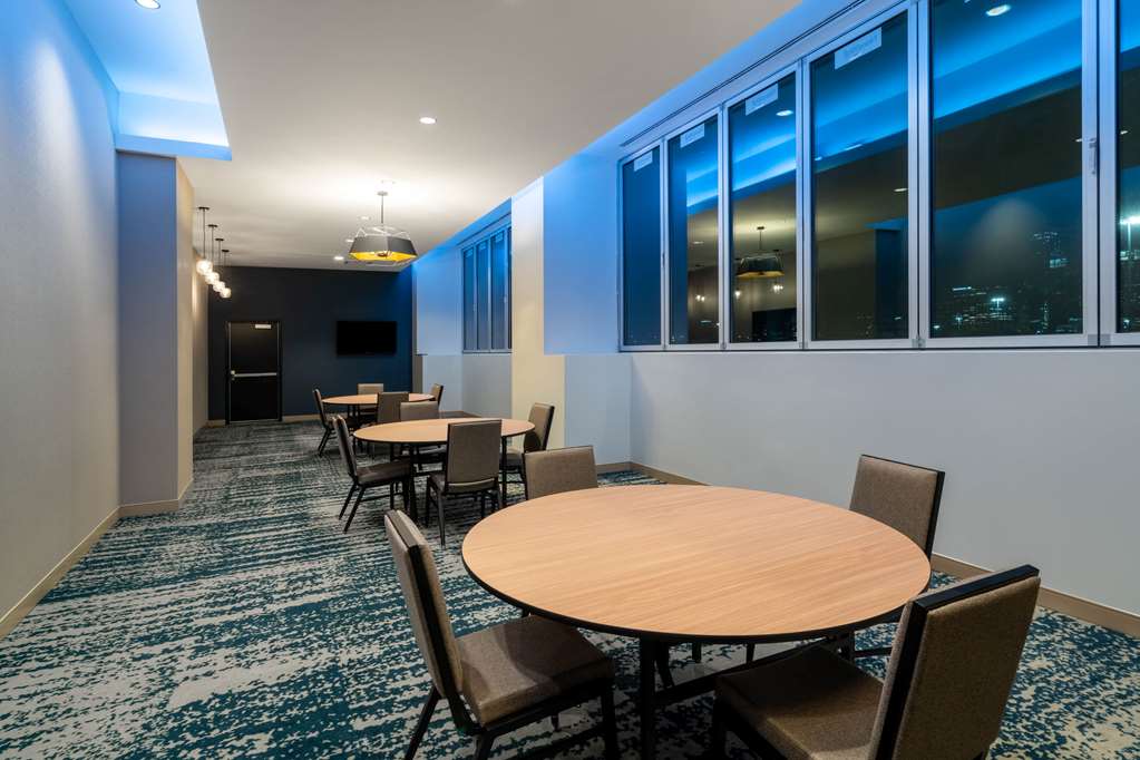 La Quinta Inn & Suites Downtown Stadium - thumb 8