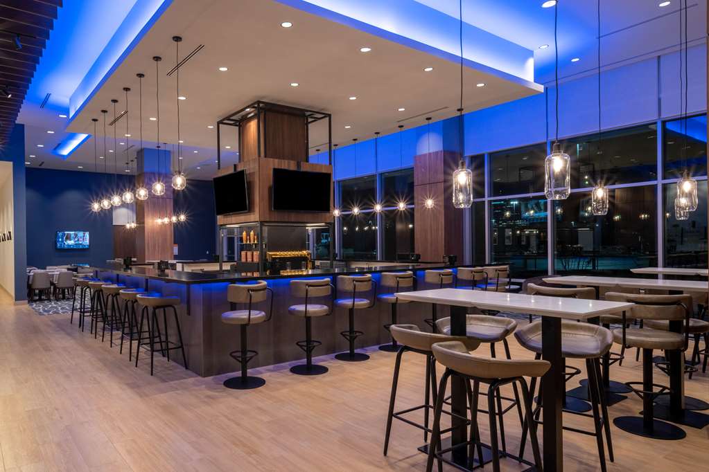 La Quinta Inn & Suites Downtown Stadium - thumb 10
