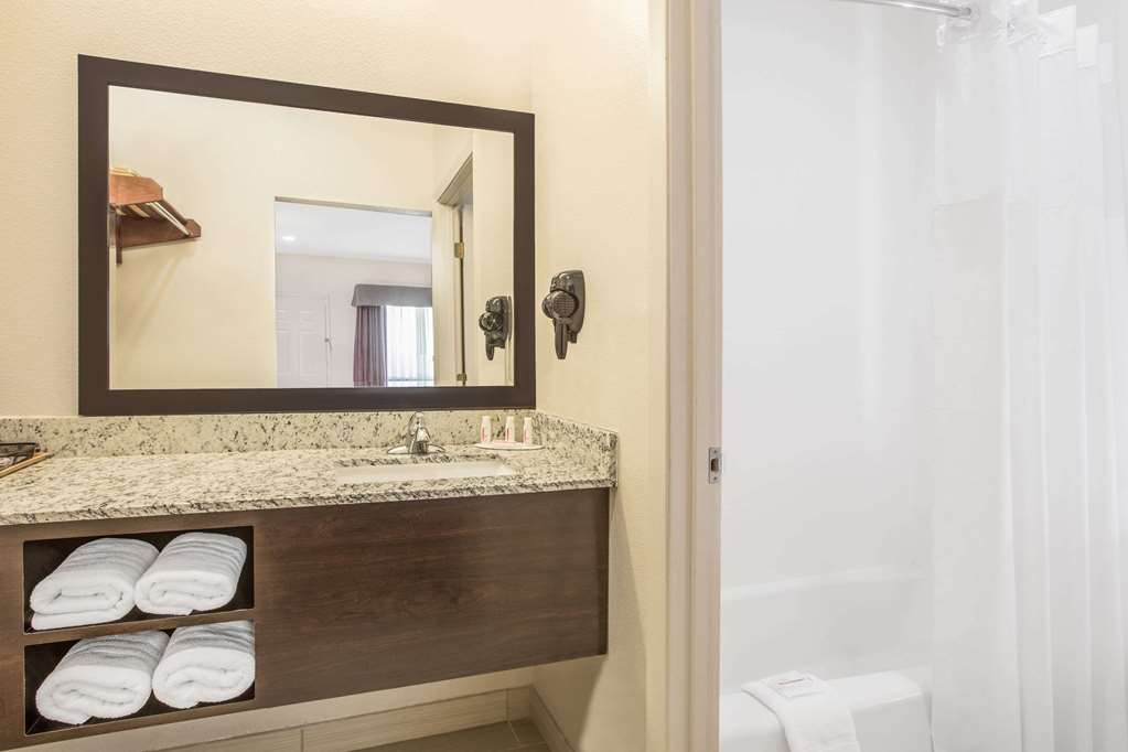 Days Inn Bryan - thumb 5