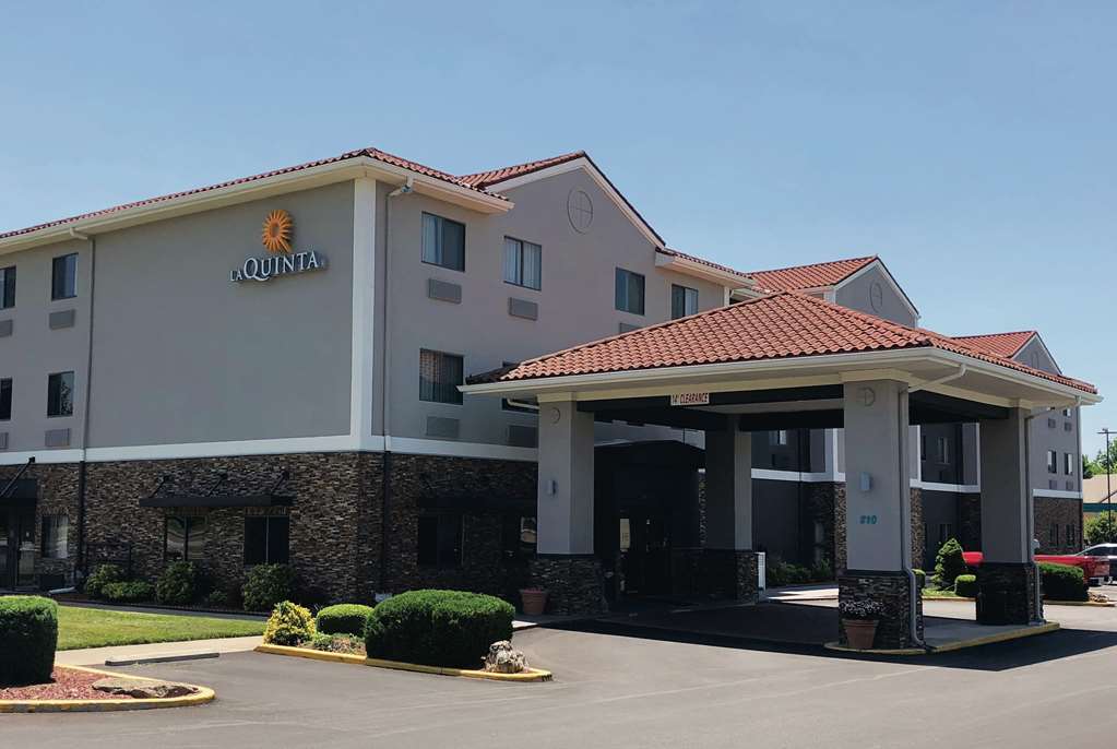 La Quinta Inn & Suites Elizabethtown - thumb 0