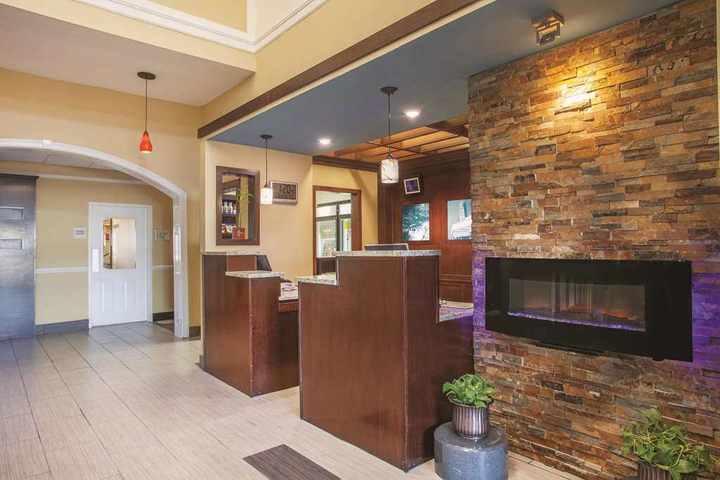 La Quinta Inn & Suites Elizabethtown - thumb 1