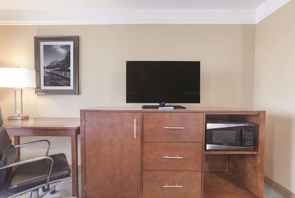 La Quinta Inn & Suites Elizabethtown - thumb 4