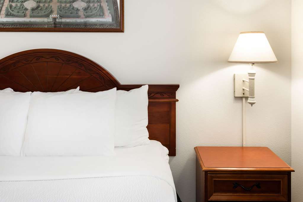 La Quinta Inn & Suites American Center - thumb 6