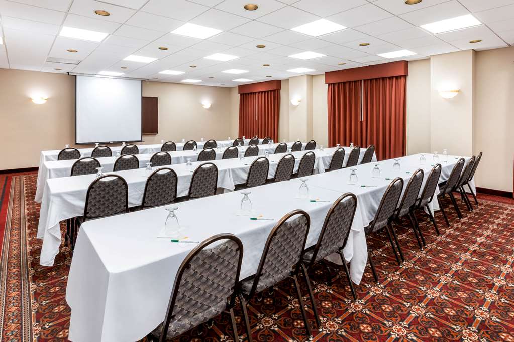 La Quinta Inn & Suites American Center - thumb 8