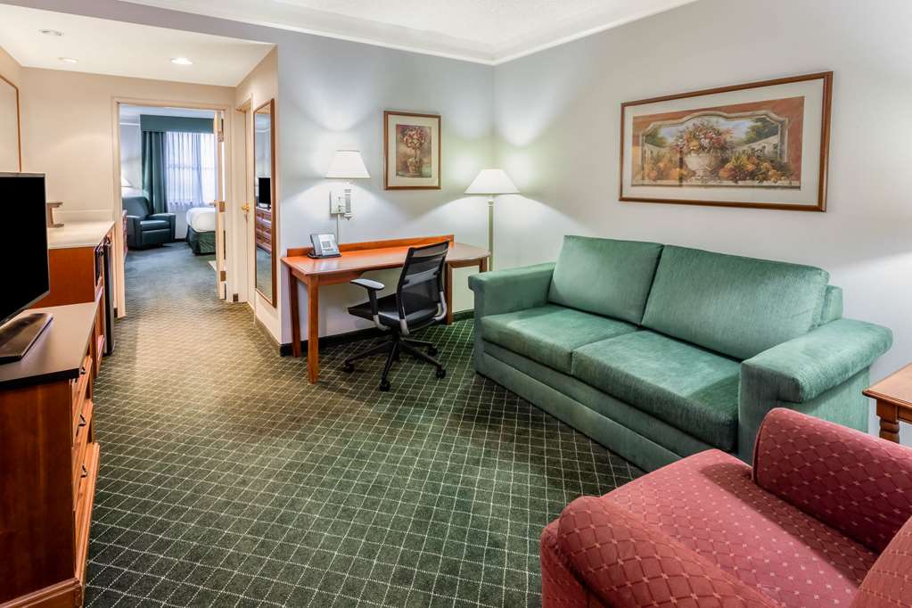 La Quinta Inn & Suites American Center - thumb 10
