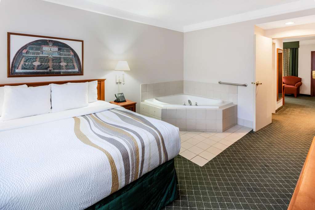 La Quinta Inn & Suites American Center - thumb 11