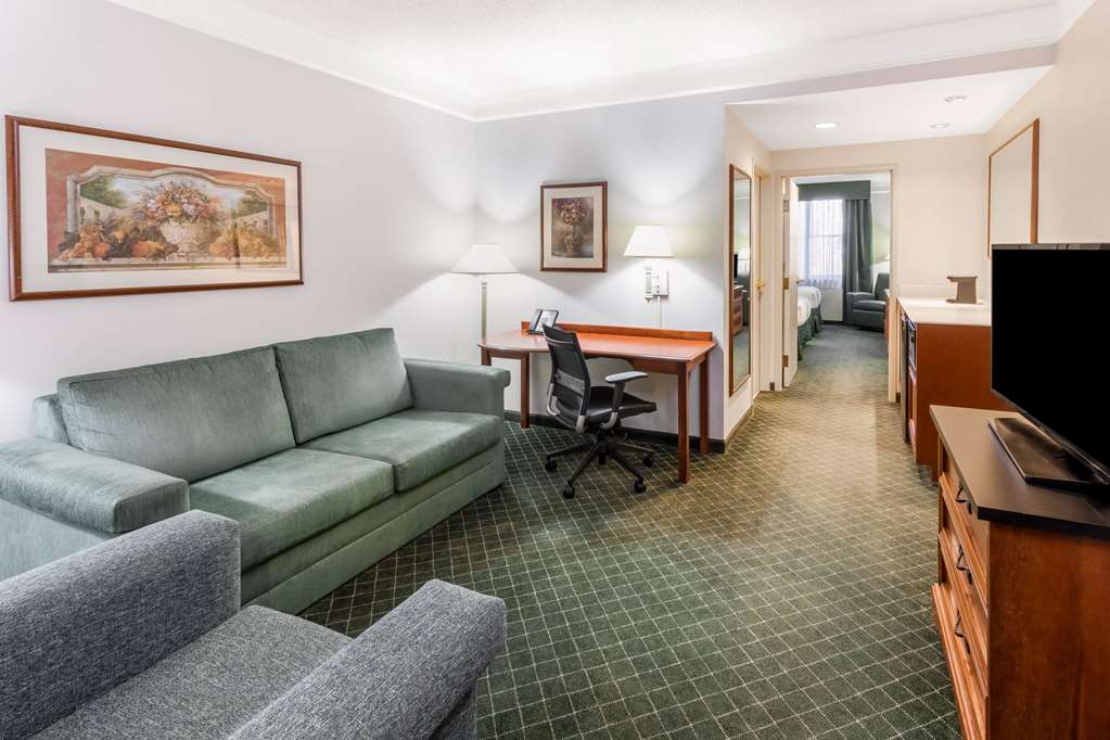 La Quinta Inn & Suites American Center - thumb 12