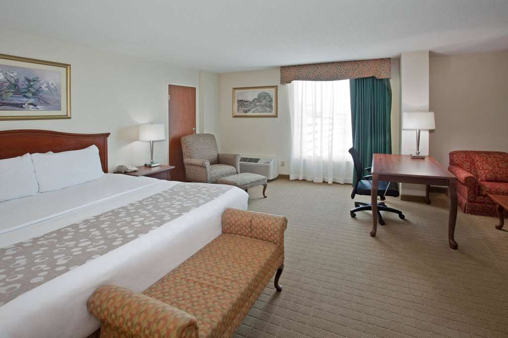 La Quinta Inn & Suites Downtown - thumb 6