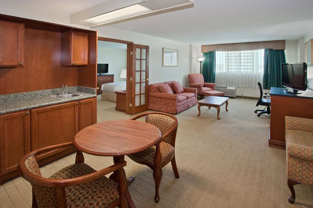 La Quinta Inn & Suites Downtown - thumb 13