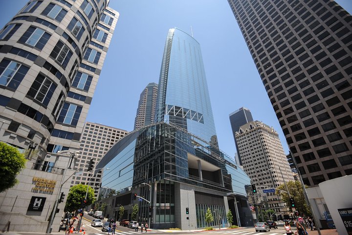 Arrival Private Transfer: Airport LAX To Los Angeles In Business Car - thumb 3