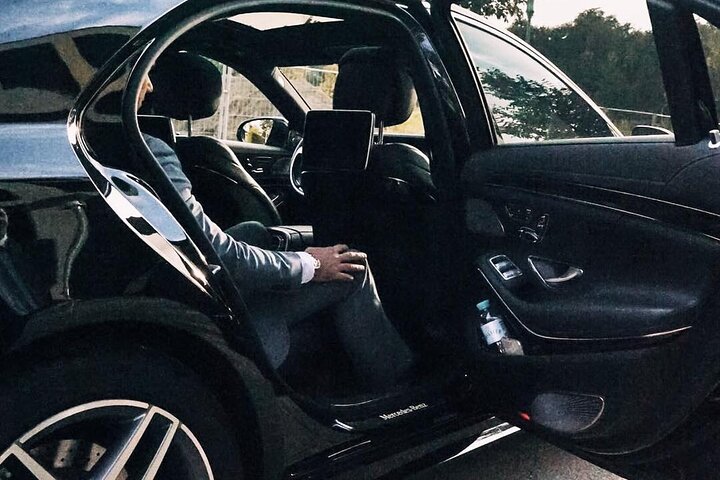 Arrival Private Transfer: Newark Airport EWR To New York In Business Car - thumb 1